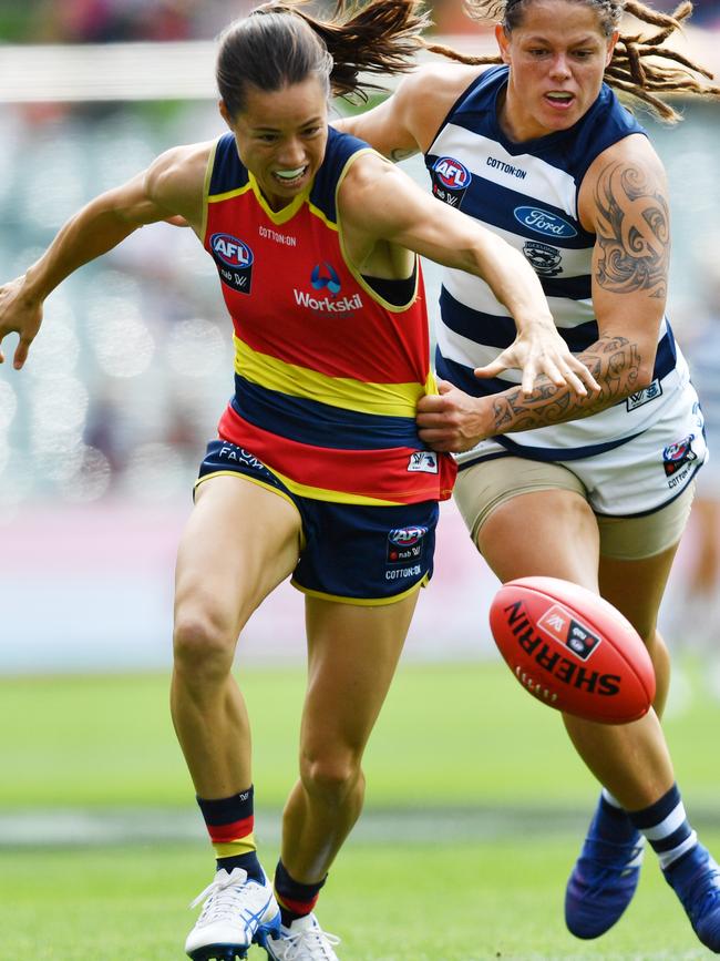 Crows winger Sophie Li beats Richelle Cranston to the ball in the AFLW Preliminary Final at Adelaide Oval. Picture: AAP Image/David Mauriz