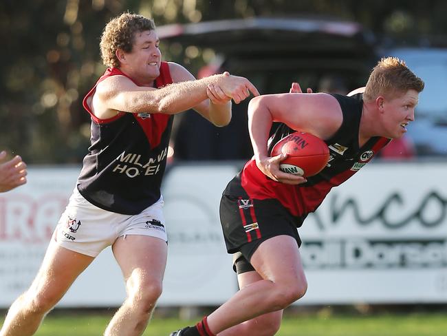 Ovens and King: Bonnie Doon’s Kaine Herbert (right) won the Clyde Baker Medal in 2016. Picture: Yuri Kouzmin