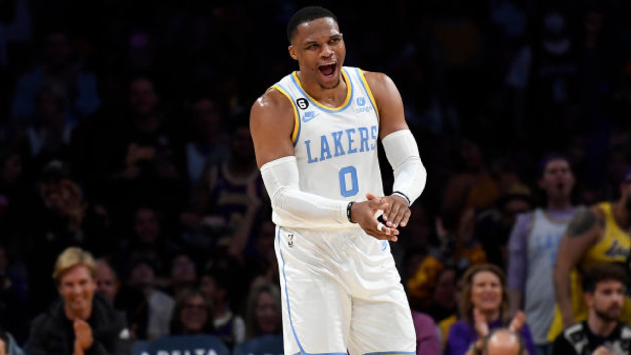 NBA scores, highlights, results: LeBron James puts on show in Lakers win;  Spurs beat Mavericks to extend winning streak 