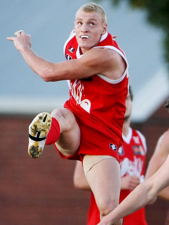 Mitch Robinson in action for Northern Bullants.