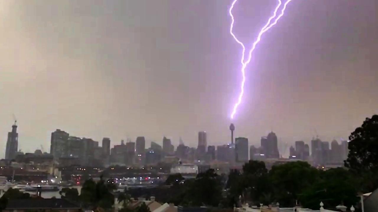 NSW weather: Lightning strikes hit Sydney, Gospers Mountain bushfire |  Daily Telegraph