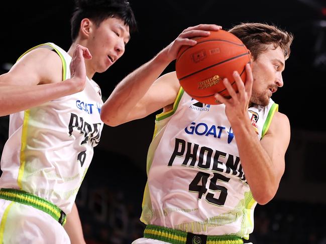 Ryan Broekhoff tears down one of his 16 rebounds. Picture: Getty Images