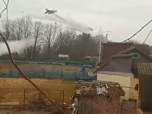 Dmitriy Novobranets in Ukraine sent this video to his cousins in Sydney of Russian fighter jets bombing near their home.