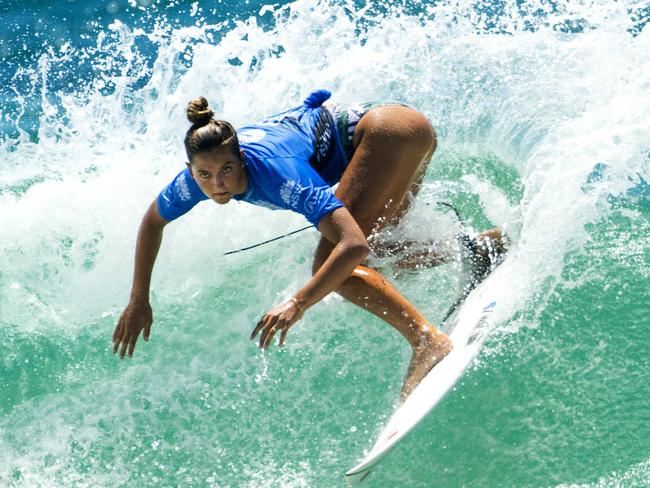 Kobie Enright on her way to wining the Carve Pro at Maroubra.