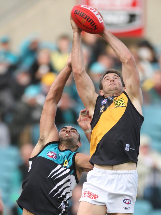 Joel Bowden rises above Shaun Burgoyne for one of his 23 marks.