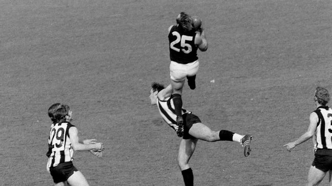 26/09/1970. Alex Jesaulenko marks over Graeme 'Jerker' Jenkin in the 1970 Grand Final. Carlton v Collingwood. Picture: BRUCE HOWARD.