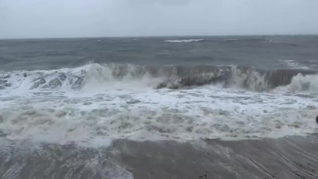 Storm surge and king tides smash into Cairns’ Northern Beaches | The ...