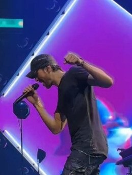 The concertgoer who took the videos said she struggling to keep from laughing.