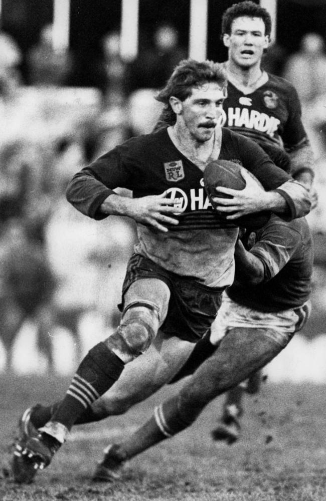 Brett Kenny carves up the Illawarra Steelers in 1989.