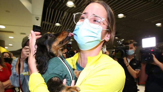 Kaylee McKeown hugs her dog Otis after completing her two-week quarantine in Howard Springs. (Photo by Jono Searle/Getty Images)