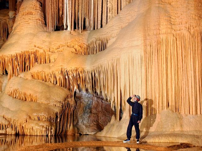 SEPTEMBER 17, 2003 : Caver Henry Shannon in Pleasure Dome of Kubla Khan Cave, named after Coleridge poem, at Mole Creek, 17/09/03. Pic Alan Pryke. F/L Tasmania / Interior