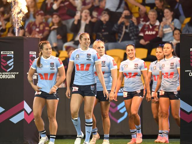 Isabelle Kelly (L), Kezie Apps (r) and Sky Blues’ teammates lap up the atmosphere of women’s Origin game one. Picture: NRL Imagery.