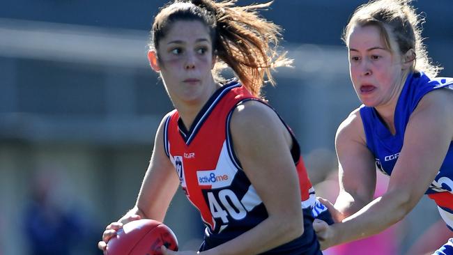 Lauren Pearce in action for Darebin Falcons. Picture: Andy Brownbill