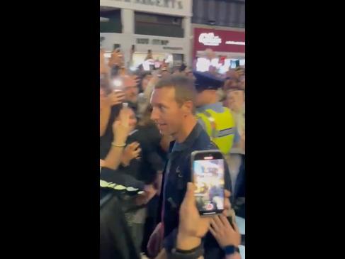 Chris Martin delights Coldplay fans with street performance