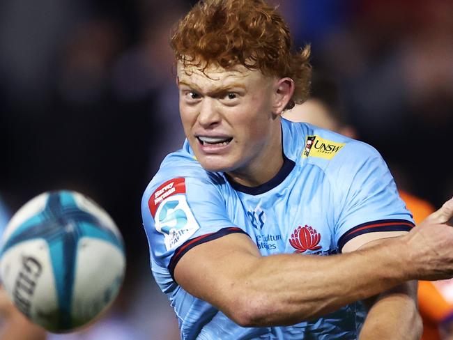 SYDNEY, AUSTRALIA - MAY 28:  Tane Edmed of the Waratahs passes during the round 15 Super Rugby Pacific match between the NSW Waratahs and the Blues at Leichhardt Oval on May 28, 2022 in Sydney, Australia. (Photo by Matt King/Getty Images)