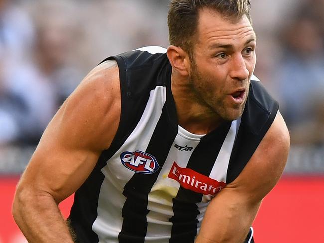 MELBOURNE, AUSTRALIA - APRIL 17: Travis Cloke of the Magpies handballs during the round four AFL match between the Collingwood Magpies and the Melbourne Demons at Melbourne Cricket Ground on April 17, 2016 in Melbourne, Australia. (Photo by Quinn Rooney/Getty Images)