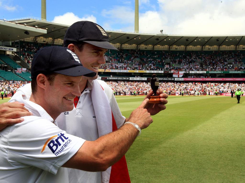 Andrew Strauss and Kevin Pietersen with the Ashes urn.