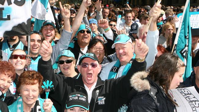 Port Power fans watching the 2007 parade. Picture: HWT Library.