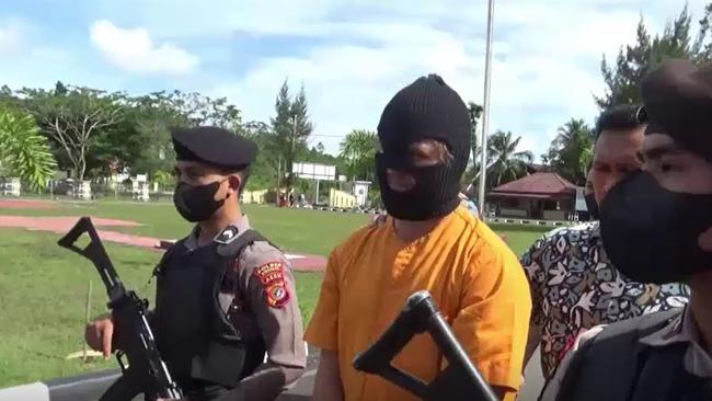 Indonesian authorities parade Noosa man Bodhi Mani Risby-Jones in front of media. Source: ABC News