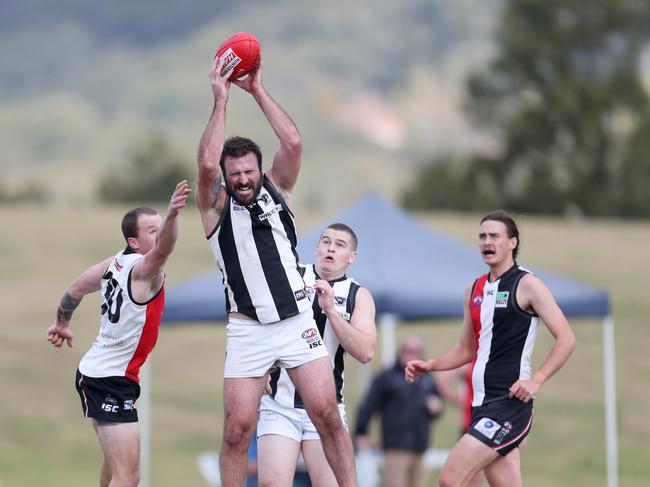 Central Coast teams in the Black Diamond competitions can’t play but Hunter teams still are. (AAP Image/Sue Graham)