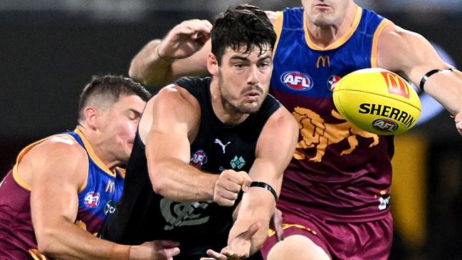 BRISBANE, AUSTRALIA - MARCH 08: George Hewett of the Blues gets a handball away during AFL Opening Round match between Brisbane Lions and Carlton Blues at The Gabba, on March 08, 2024, in Brisbane, Australia. (Photo by Bradley Kanaris/Getty Images)