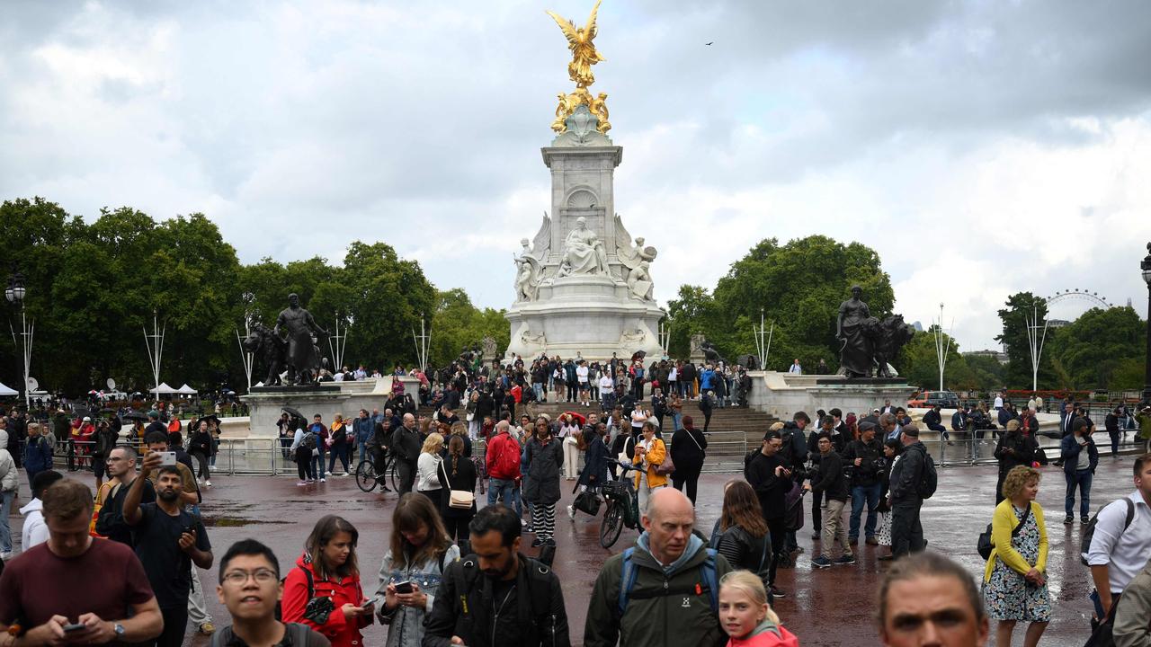 Crowds gather outside Buckingham Palace, central London, on September 8, 2022. (Photo by Daniel LEAL / AFP)