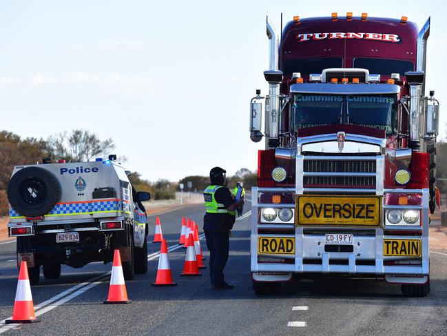 <s1>Police check vehicles on the South Australia and Northern Territory border. Picture: Chloe Erlich</s1>