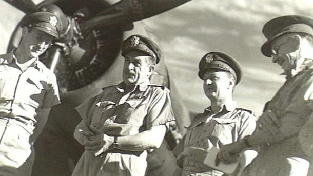 Australian war correspondent Norman Stockton, at right, interviews General Scanlon (centre) of the USAAF, at an RAAF base in Australia, during the Allies’ 1942 bombing campaign against Japanese bases on New Guinea and New Britain