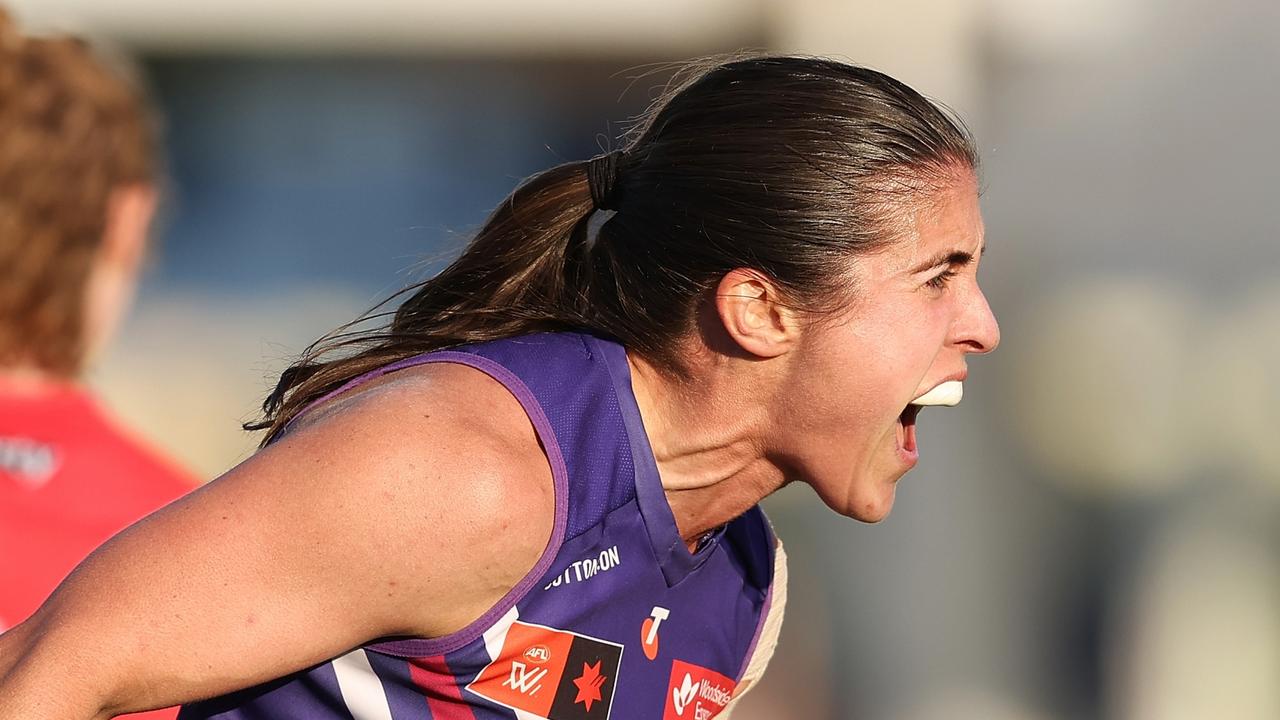 WATCH: Long-range stunner keeps Dockers’ AFLW flag dream alive