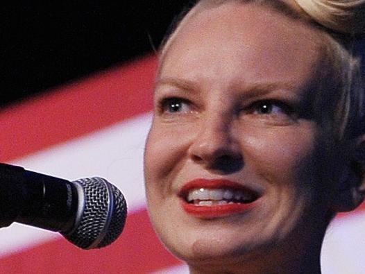 Australian singer and songwriter Sia smiles as she finishes her performance at the Democratic National Committee LGBT Gala at Gotham Hall on June 17, 2014 in New York, New York. AFP PHOTO/Mandel NGAN