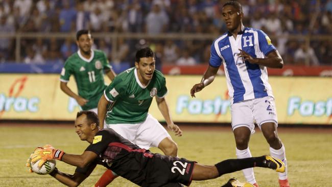 Honduras goalkeeper Donis Escober (L) makes a stop.