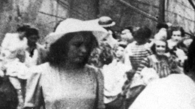 1942 : Refugees queue on a Singapore wharf to board an Australia-bound vessel in 1942 during World War Two (II).Shipping / Ship / Refugee / Civilian Australia's First CenturyHistorical