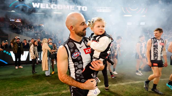 Sidebottom carried his daughter Matilda with him onto the field ahead of the game. (Photo by Dylan Burns/AFL Photos via Getty Images)