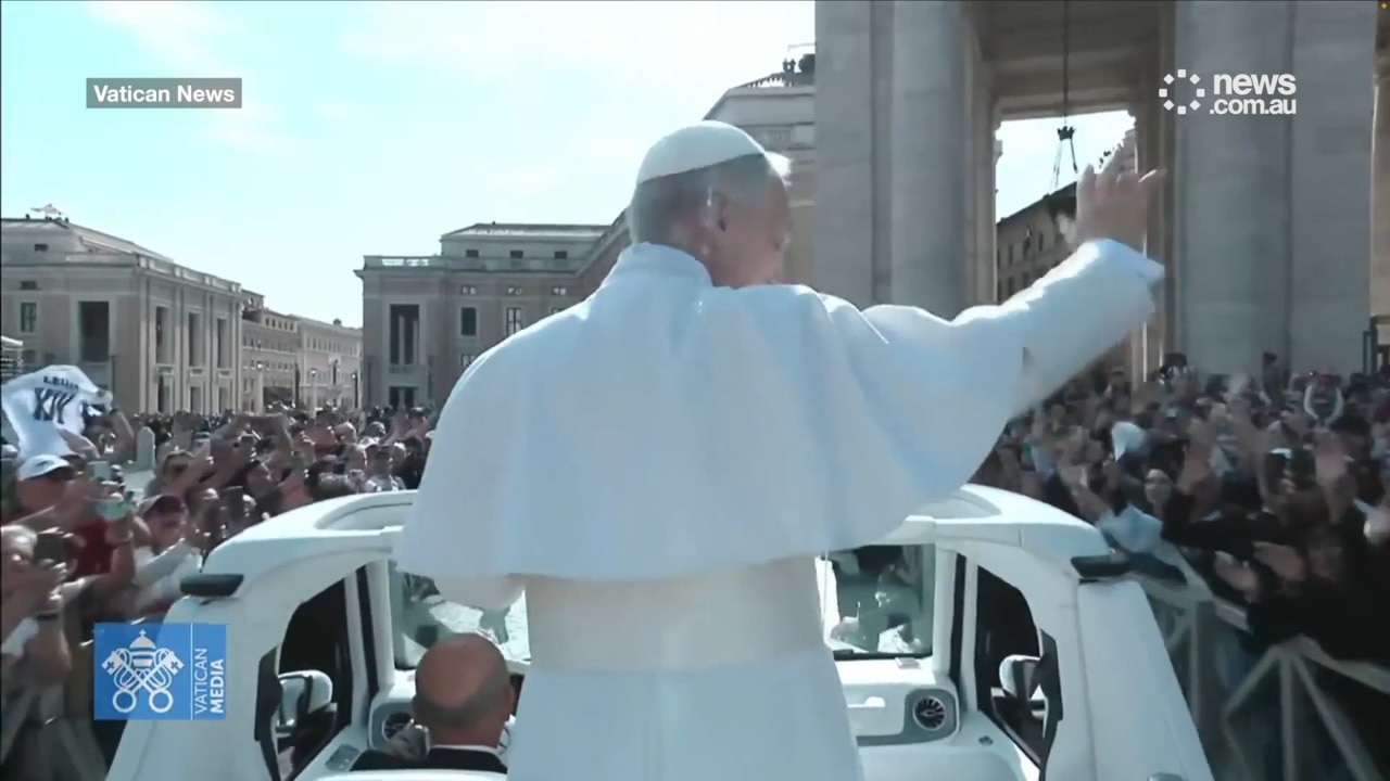 Pope arrives at inaugural mass to 250,000