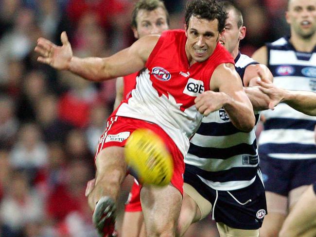 Nick Davis snaps his third goal during the Sydney Swans v Geelong Cats AFL semi-final game at the SCG in Sydney, 09/09/2005.