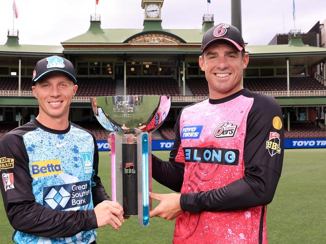 SYDNEY, AUSTRALIA - JANUARY 23: Brisbane Heat captain Nathan McSweeney poses with the trophy with Sydney Sixers captain Moises Henriques during the BBL Final media opportunity at Sydney Cricket Ground on January 23, 2024 in Sydney, Australia. (Photo by Mark Evans/Getty Images)