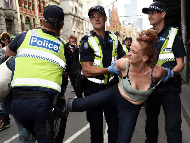 Flinders Street homeless protests: cops and protesters clash | news.com ...