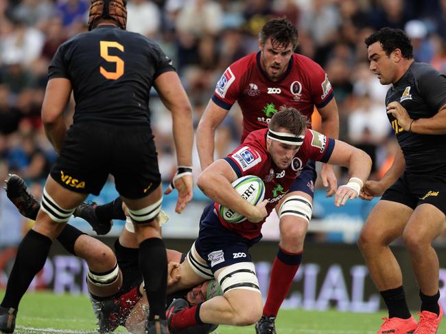 Izack Rodda (C) is tackled by Argentina's Jaguares lock Matias Alemanno.