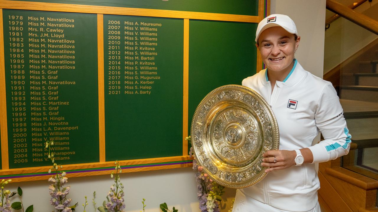 Ash Barty of Australia poses with the Venus Rosewater Dish trophy. Photo by AELTC/Thomas Lovelock. – Pool/Getty Images