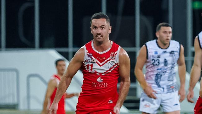 Dylan Collis playing for Waratah in the 2024-25 NTFL season. Picture: David Bradley / AFLNT Media