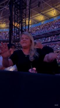 Fans gift friendship bracelets to Taylor Swift’s mum