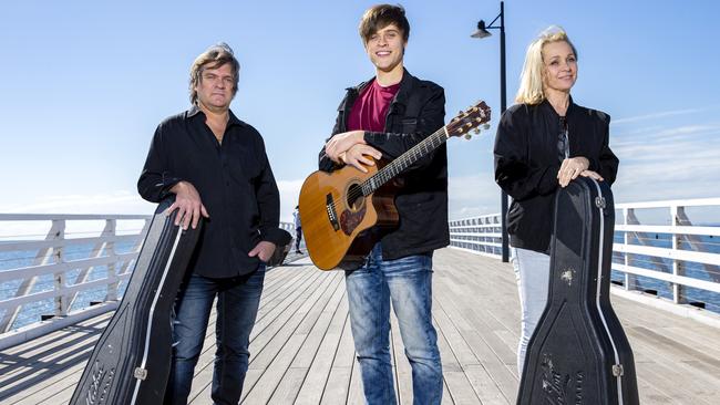 Harry Phillips (centre) poses for a photograph at Shorncliffe with parents Nik Phillips and Angie Whiteley. (AAP Image/Richard Walker)