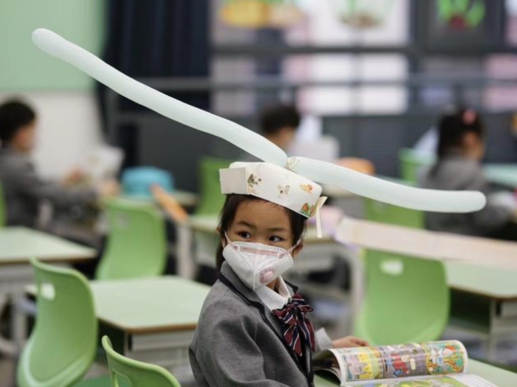 Students in China go back to school wearing 1m wide hats. (Photos courtesy of Zhejiang Daily). Twitter: @SixthTone