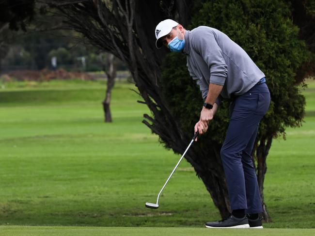 MELBOURNE, AUSTRALIA - SEPTEMBER 29: A golfer is seen putting at Albert Park Golf Course on September 29, 2021 in Melbourne, Australia. Restrictions have eased slightly across metropolitan Melbourne and regional Victoria as the state recorded a vaccination milestone, with 80 percent of Victorians having received their first COVID-19 vaccine dose. Residents across Victoria are now able to participate in "contactless" outdoor recreation such as boating, tennis or golf and the 10km travel radius has been expanded, allowing people to travel for exercise or shopping up to 15km from home. Personal training is permitted for up to five fully vaccinated people and additional restrictions on playgrounds have been lifted with normal public gathering limits to apply. (Photo by Asanka Ratnayake/Getty Images)