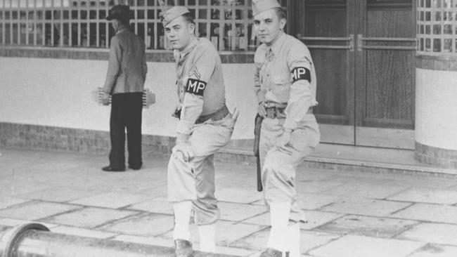 QWEEKENDEarly 1942; U.S. military police outside the Central Hotel, Brisbane. (Source: Sunday Truth, Brisbane/State Library of Queensland.)