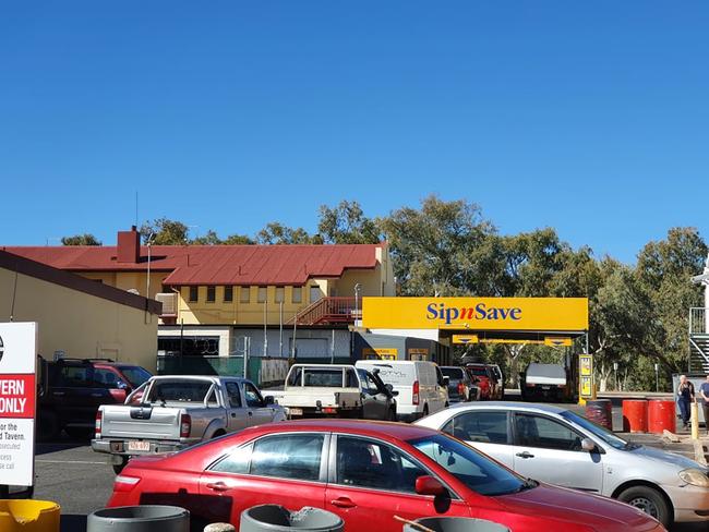 Lines outside an Alice Springs bottle shop ahead of the 72-hour lockdown. Picture: Jasmine Burke