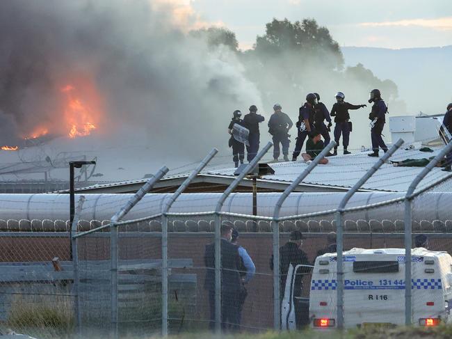 Roit police move in and arrest inmates who are holding a protest on the rooftops of Parklea prison, today.Picture: Justin Lloyd.