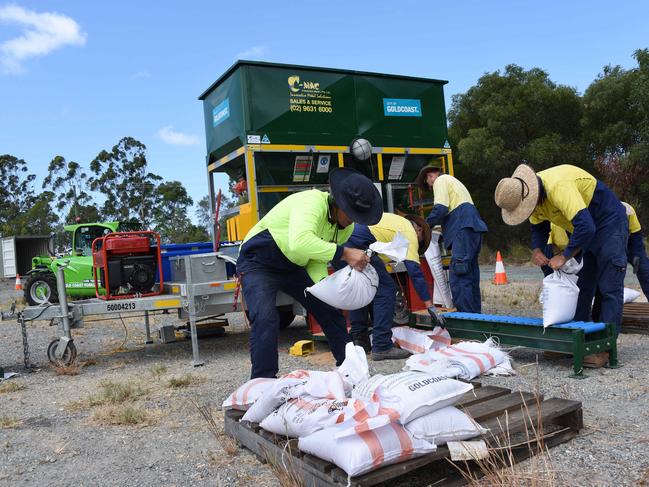 Gold Coast City workers prepare sandbags in for TC Oma. Photo: Steve Holland.