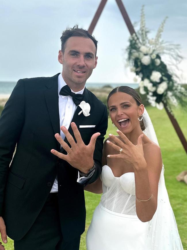 The Finlaysons just after getting married. Picture: @kelliefinlayson_ / Instagram