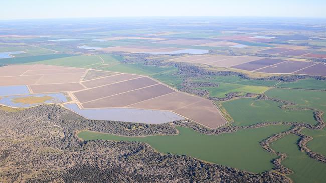 Retiring cotton and cattle farmers Robert and Jennie Reardon have sold their Worral Creek Aggregation.